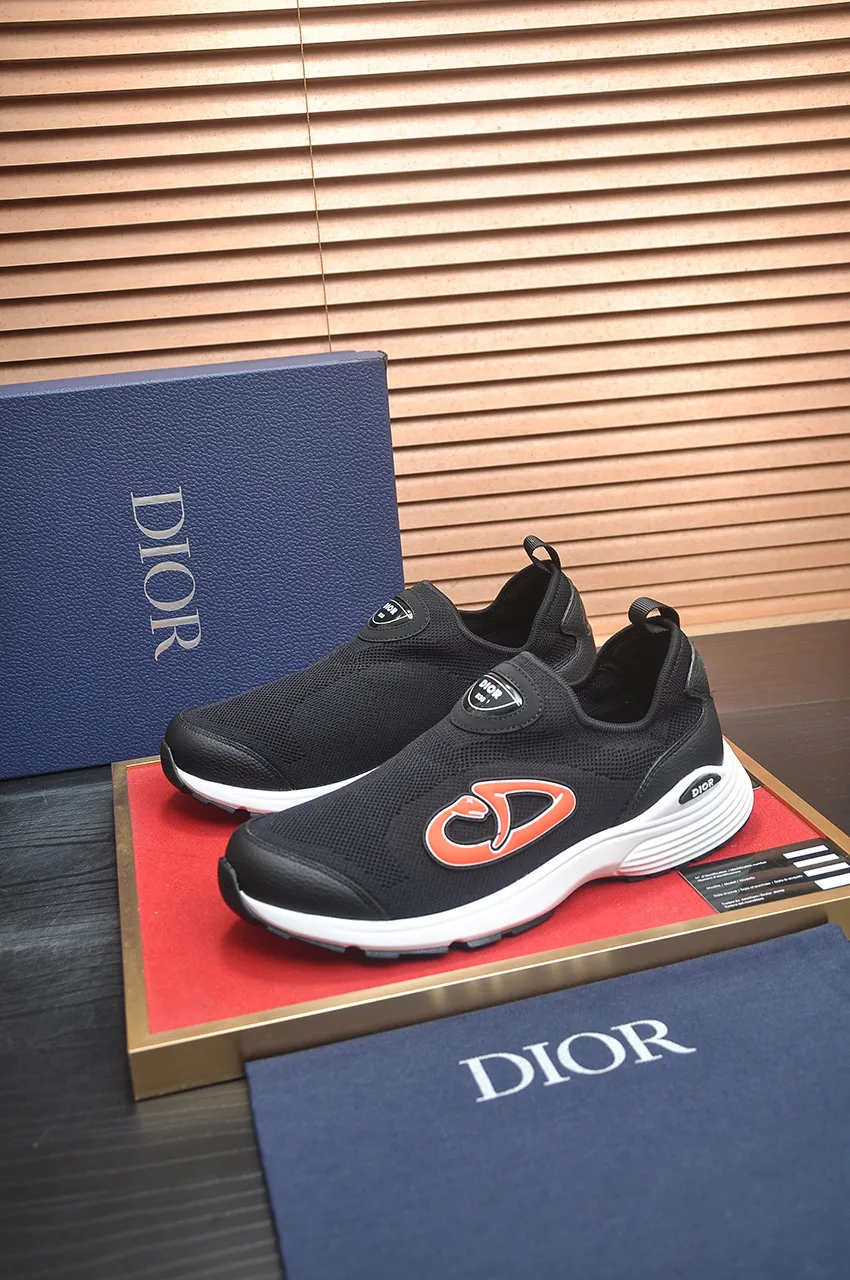 Men's Men's Shoes 💰540💶 𝐂𝐡𝐫𝐢𝐬𝐭𝐢𝐚𝐧 𝐃𝐢𝐨𝐫# Dior breathable fly-knit casual sneakers. The soft and breathable upper complements the lightweight textured effect rubber sole, decorated with various classic details, making it an ideal choice for everyday looks. Can be matched with various casual items to create a refined look Size: 38-46 (45 46 customized)
